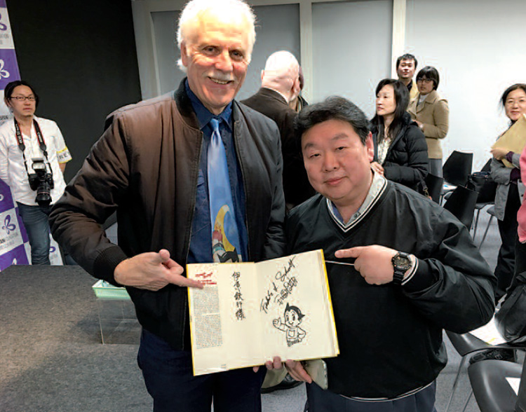 Frederik L. Schodt in Tokyo in 1993 for the publication of his essay dedicated to manga. The press conference was organised with Tezuka Osamu.